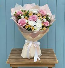 Букет цветов из:  Гвоздики, Орхидеи и Розы в Сергиевском Ставропольского края