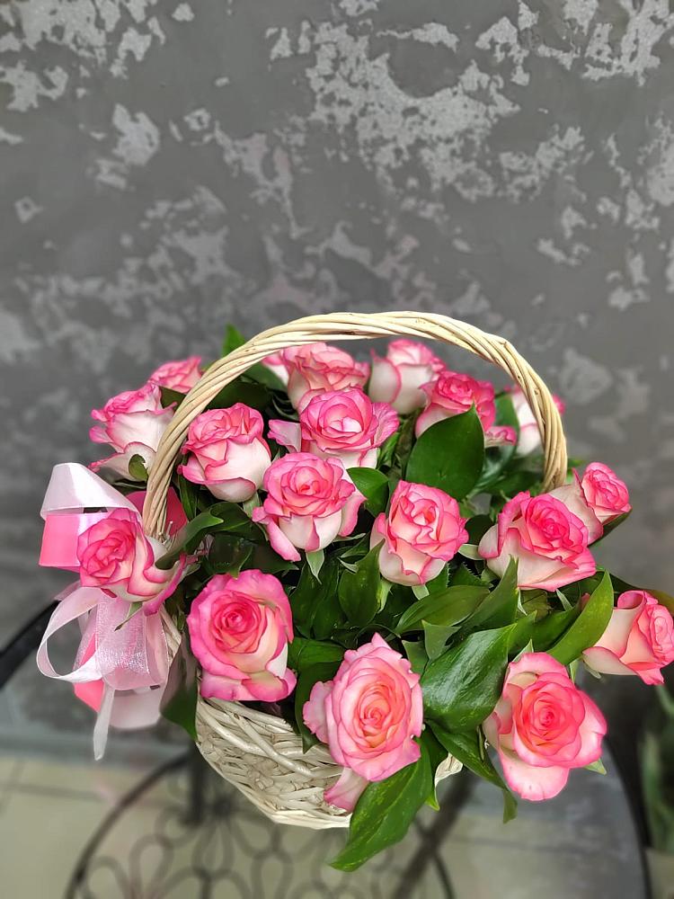 Цветочная композиция из Розы в корзине в Сергиевском Ставропольского края