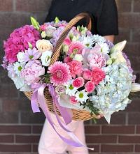 Цветочная композиция из Розы, Хризантемы, Пионы и Лизиантусы в корзине в Сергиевском Ставропольского края