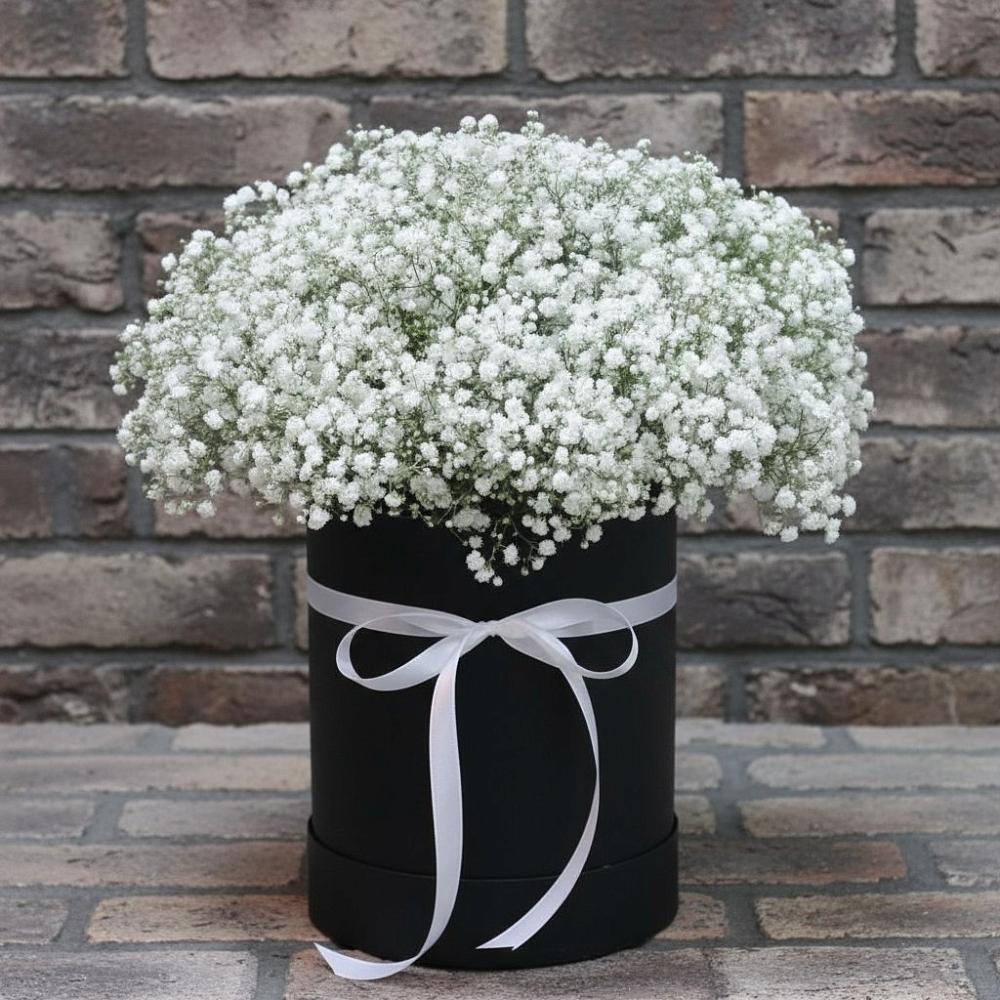 Цветочная композиция из Гипсофила в шляпной коробке в Сергиевском Ставропольского края