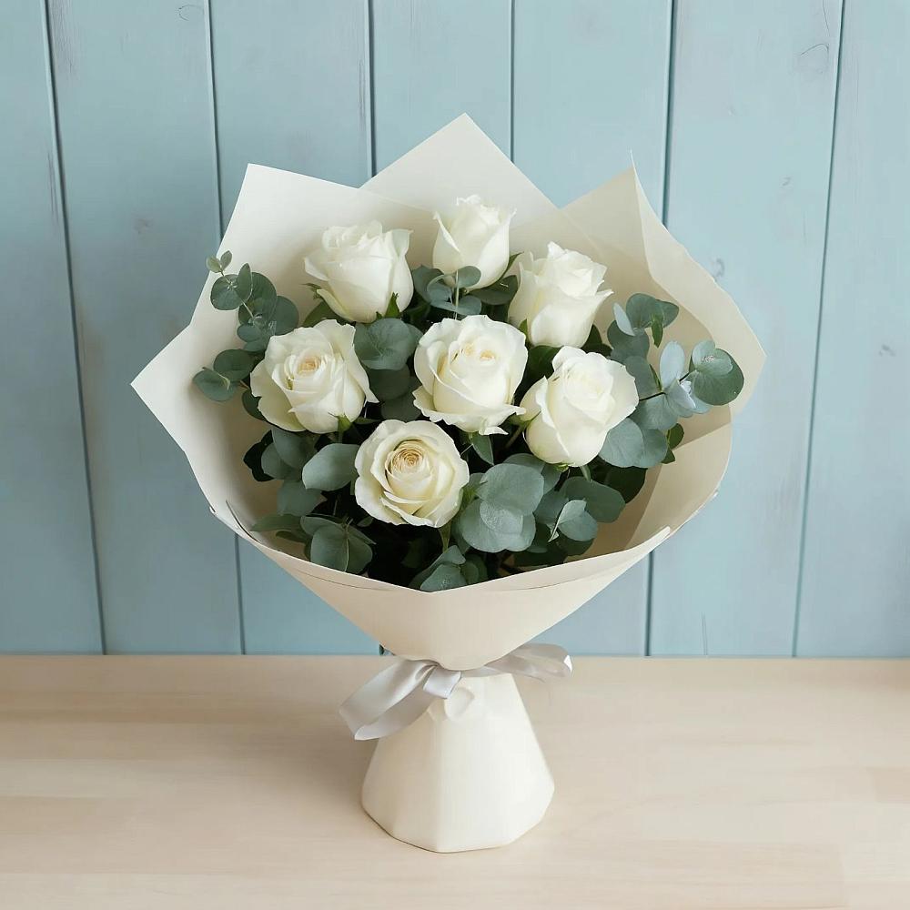 Букет Белые розы в Эвкалипте в Сергиевском Ставропольского края