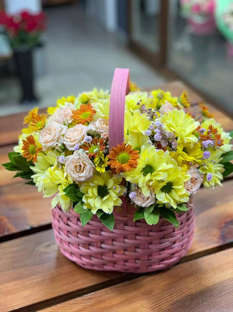 Цветочная композиция из Хризантемы и Розы в корзине в Сергиевском Ставропольского края