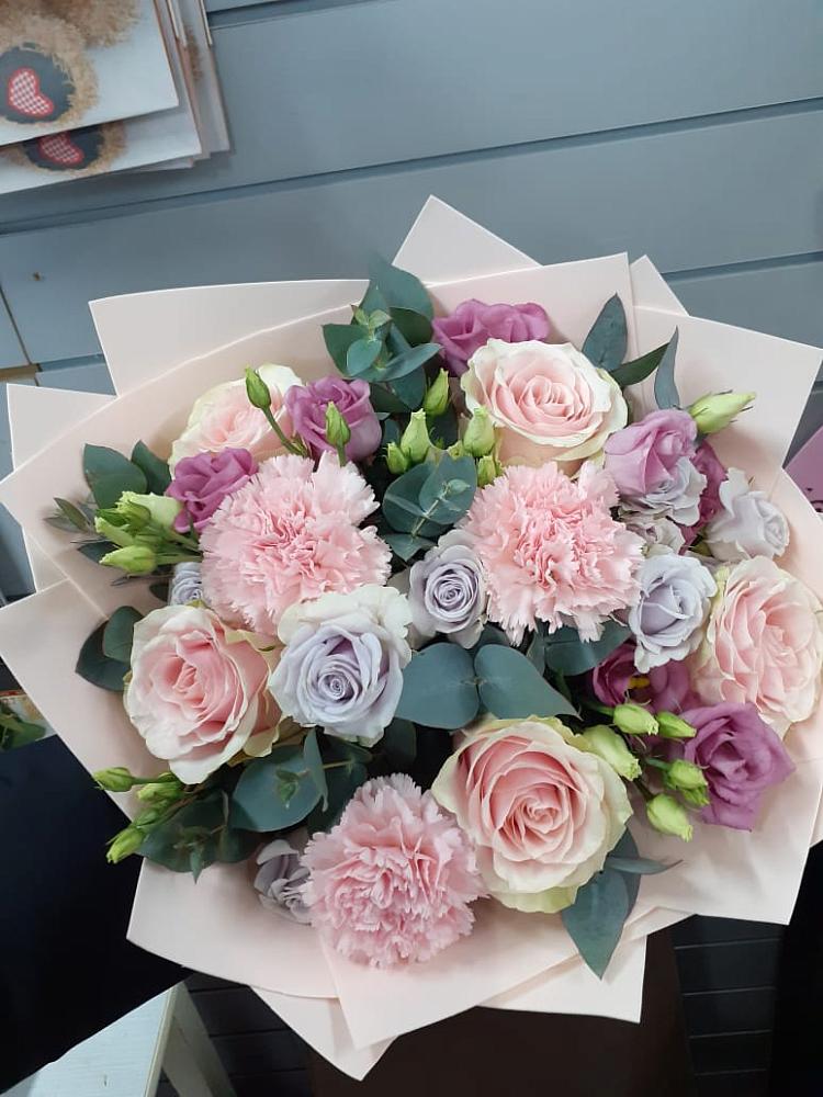 Букет цветов из: Розы, Гвоздики и Лизиантусы в Сергиевском Ставропольского края