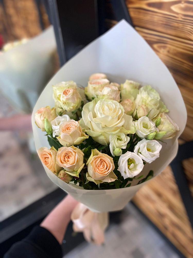 Букет цветов из: Розы и Лизиантусы в Сергиевском Ставропольского края